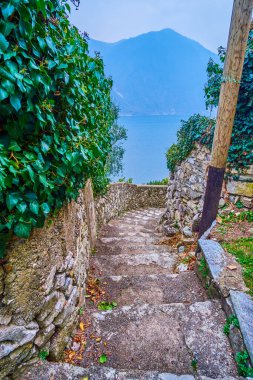 Eski harabe merdivenlerle dar bir iniş, Gandria, İsviçre