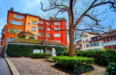 Sessiz Spiegelgasse caddesi, küçük bahçesi ve ortaçağ evleri, Zürih, İsviçre