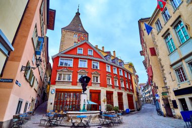 ZURİH, SWitzERLAND - 3 Nisan 2022: Neumarkt caddesindeki Grimmenturm kulesi ve Nike Fountain, 3 Nisan 'da İsviçre' nin Zürih kentinde