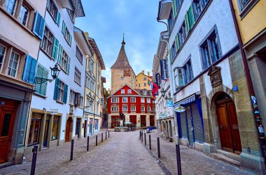 ZURİH, SWitzERLAND - 3 Nisan 2022: Arkaplanda ikonik Grimmenturm kulesi bulunan tarihi Neumarkt, 3 Nisan 'da İsviçre' nin Zürih kentinde