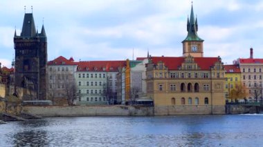 Vltava Nehri 'nin Stare Mesto (Eski Şehir) setindeki ortaçağ simgeleri - Gotik Eski Şehir Köprüsü Kulesi, Smetana Müzesi, sgraffito desenli ve arka plandaki Eski Şehir Su Kulesi, Prag, Çek Cumhuriyeti