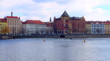 Bellevue Evi, Smetana Müzesi, Eski Şehir Su Kulesi, Eski Şehir Köprüsü ve Vltava Nehri, Prag, Çek Cumhuriyeti karşısındaki Charles Köprüsü 'nün bulunduğu Eski Şehir setinin panoraması.