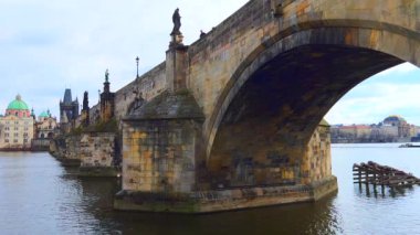 Charles Köprüsü 'nün kemerleri ve heykelleri ve dalgalanan Vltava Nehri, Prag, Çek Cumhuriyeti' nin