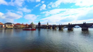 Vltava Nehri 'nden ortaçağ taşına yüzen kırmızı turist teknesi Charles Köprüsü, Prag, Çek Cumhuriyeti