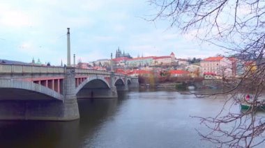 Vltava Nehri 'nde Manes Köprüsü' nde yüzen turizm gemisi ortaçağ St Vitus Katedrali, Prag, Çek Cumhuriyeti 'ne karşı.