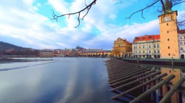 Vltava Nehri 'nin eski ahşap buzkıran, Eski Şehir Su Kulesi, Smetana Müzesi, Charles Köprüsü ve arka planda ortaçağ Gotik St Vitus Katedrali, Prag, Çek Cumhuriyeti