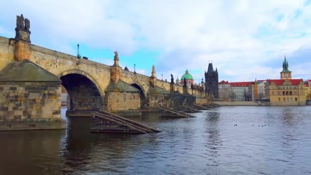 Panorama Wełtawy Łukowatym Mostem Karola Historyczne Osiedle Stare Mesto Przeciwległym — Wideo stockowe