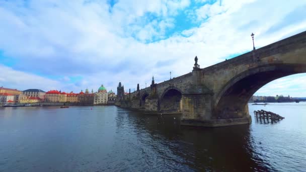 Die Mittelalterlich Geschnitzte Karlsbrücke Über Die Moldau Gegen Die Altstadt — Stockvideo