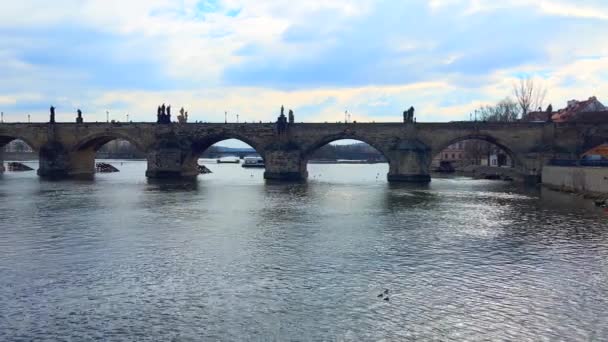 中世纪的哥特式查尔斯桥全景全景 船载着一艘船 漂浮在捷克共和国布拉格Stare Mesto社区对面的Vltava河堤上 — 图库视频影像