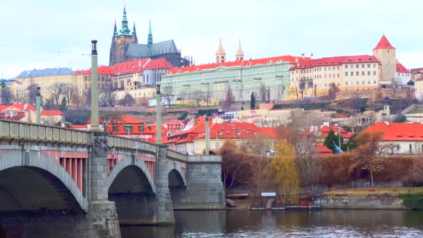 Pražské Město Břehu Vltavy Výhledem Mánesův Most Gotickou Katedrálu Víta — Stock video