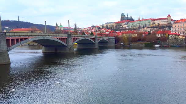 Γέφυρα Manes Κατά Μήκος Του Ποταμού Vltava Ενάντια Στο Μεσαιωνικό — Αρχείο Βίντεο