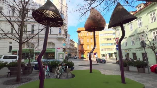 Die Skulpturengruppe Der Leuchtenden Riesenpilze Der Straße Odboru Nove Mesto — Stockvideo