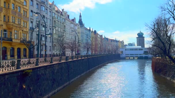 捷克共和国布拉格Manes展览馆大楼后面的Vltava河Masaryk堤岸 着眼于中世纪的Sitkov水塔 — 图库视频影像