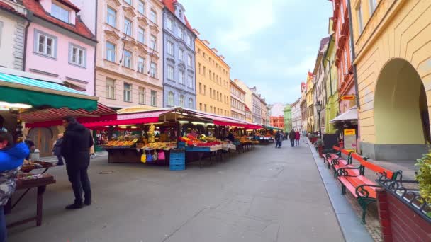 Stare Mesto 的Havelska街 有彩色历史建筑和Havel市场的摊位 提供当地食物 饮料和纪念品 布拉格 — 图库视频影像