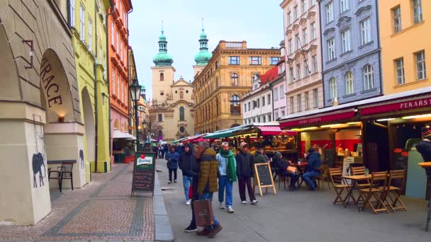 Zatłoczona Ulica Havel Market Pawilonami Kawiarniami Świeżym Powietrzu Zabytkowymi Domami — Wideo stockowe