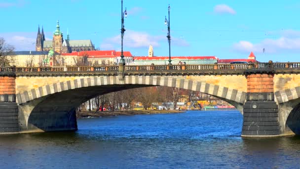 横跨深蓝色Vltava河和中世纪哥特式圣维特斯大教堂的历史性石拱桥 占据了布拉格和捷克的天际线 — 图库视频影像