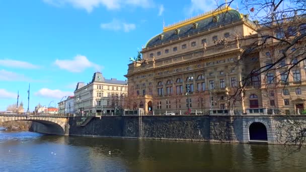 Elegancki Budynek Teatru Narodowego Łukowy Kamienny Most Legionowy Rzeka Wełtawa — Wideo stockowe