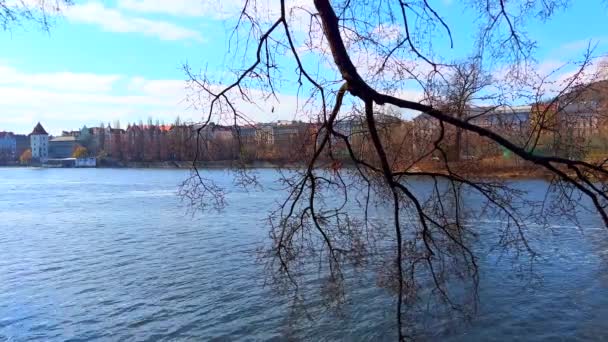 Thr Riverside Park Slovanském Ostrově Otevírá Výhled Řeku Vltavu Historickou — Stock video
