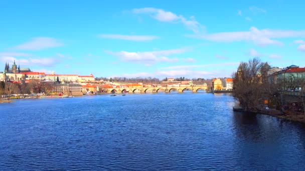 Vltava าสดใสท มมองบนสะพาน Charles และโบสถ Vitus บนเน นปราสาท ปราก — วีดีโอสต็อก