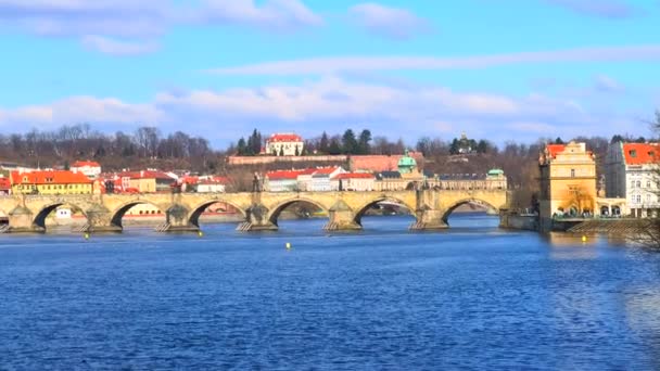 Panorama Superficie Azul Brillante Del Río Moldava Puente Medieval Carlos — Vídeos de Stock