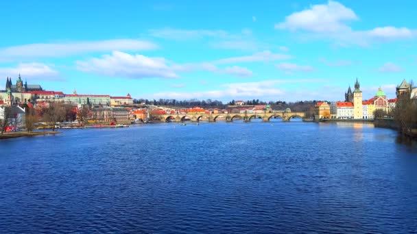 Cityscape Βαθύ Μπλε Κυματιστό Vltava Ποταμού Μεσαιωνική Τοξωτή Γέφυρα Του — Αρχείο Βίντεο