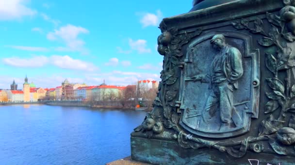 Den Skulpterade Vintage Lyktstolpen Legionbron Och Panoramautsikt Över Floden Vltava — Stockvideo