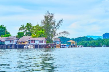 Tayland 'da Phang Nga Körfezi adında küçük bir balıkçı köyünün geleneksel ahşap evleri.