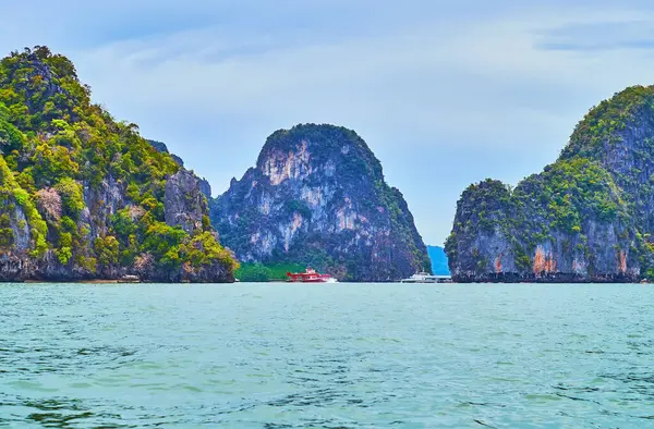 Ko Thalu Ok Adası, Phang Nga, Tayland 'ın kayalıkları ve tropik bitki örtüsü