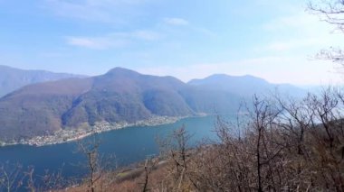 Monte Arbostora, Lugano Gölü 'nün panoramik manzarasını, Ticino, İsviçre çevresindeki ormanları ve Alpleri açıyor.
