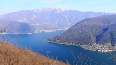 Lugano Gölü, parlak mavi Lugano Gölü. Lugano Prealpleri arasında. Monte Arbostora izleme terasından, Ticino, İsviçre.