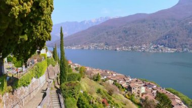 Dar taştan yürüyüş yolu aşağı kasabaya ve Lugano Gölü, Morcote, İsviçre 'ye çıkar.