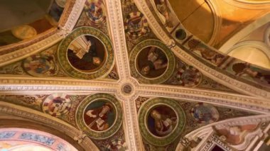 MorCOTE, SWitzERLAND - 25 Mart 2022 'de Santa Maria del Sasso Kilisesi' nin süslü mahzeninin fresklerle ve alçı süslemelerle donatılmış hâli, 25 Mart 'ta İsviçre' nin Morcote kentinde