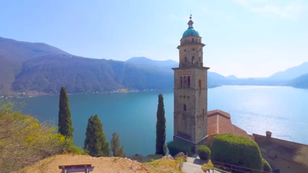 Panorama Malowniczą Lazurową Powierzchnią Jeziora Lugano Alpy Wokół Niego Średniowieczny — Wideo stockowe