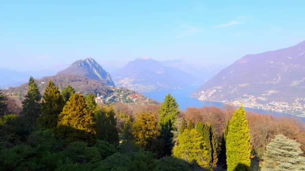 背景にモンテ サルヴァトーレとルガーノ湖を望むパルコ グラートの緑豊かな植物園カロナ スイス — ストック動画