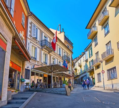 İsviçre 'nin Locarno şehrindeki dar Via della Motta' daki renkli evler.