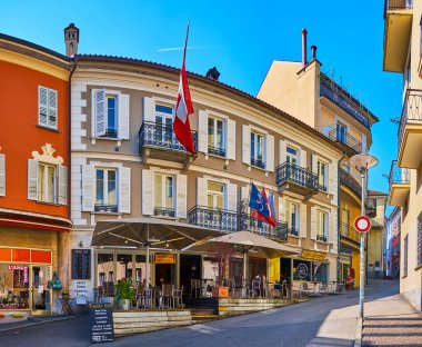 LOCARNO, SWitzERLAND - 26 Mart 2022 Via della Motta, İsviçre 'deki klasik evde rahat bir açık hava yemeği