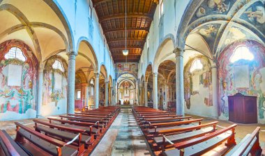 LOCARNO, SWitzERLAND - 26 Mart 2022 San Francesco Kilisesi 'nin freskli dua salonunun panoraması taş sütunlar, süslü duvarlar ve ahşap kasa, Locarno, İsviçre