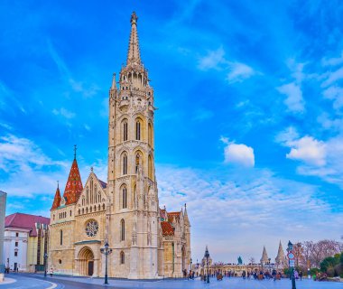 Macaristan 'ın başkenti Budapeşte' de Kutsal Üçlü Meydanı 'ndaki Balıkçı Kalesi' nin önündeki İkonik Gotik Matthias Kilisesi