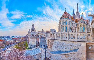 Oyma Balıkçı Kalesi 'nin merdiveni, kemerli galeriler ve arka planda süslü Matthias Kilisesi, Budapeşte, Macaristan