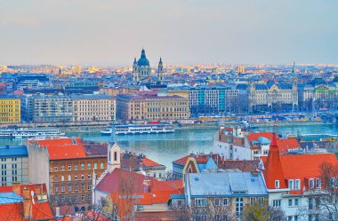 Balıkçı Kalesi, Tuna 'yı gemileriyle ve Pest siluetiyle Aziz Stephen Bazilikası, Budapeşte, Macaristan' ın kulesi ve çan kuleleriyle izliyor.
