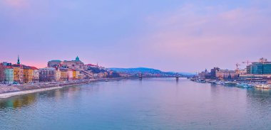 Budapeşte 'nin Elisabeth Köprüsü' nden batan şehir manzarası Tuna, Taban Mahallesi ve Budapeşte, Macaristan tepesindeki Buda Kalesi 'ni izliyor.