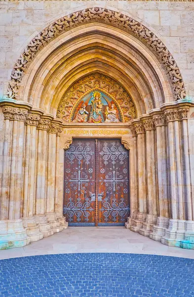Matthias Kilisesi 'nin oyma taş ön kapısı, duvar sütunları ve Bakire Meryem ve meleklerin heykeliyle süslenmiş, Budapeşte, Macaristan