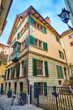 İsviçre 'nin Zürih kentindeki Froschau-Gasse caddesindeki manzaralı ortaçağ yerleşim evi.