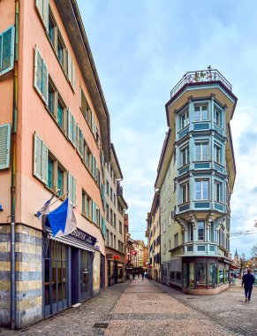 ZURICH, SWitzERLAND - 3 Nisan 2022: Niederdorfstrasse Caddesi 'nin başındaki manzara evi, 3 Nisan' da İsviçre 'nin Zürih kentinde