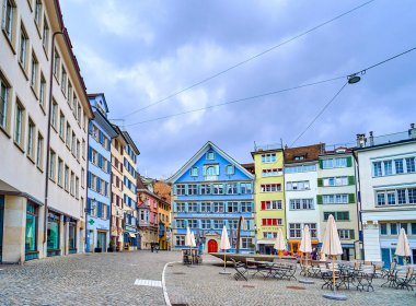 ZURİH, SWitzERLAND - 3 Nisan 2022: Munsterhof Brunnen, İsviçre 'nin Zürih kentindeki tarihi konutların ortasındaki çeşme