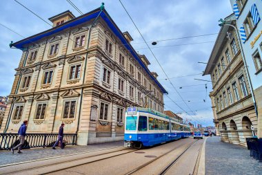 ZURİH, SWitzERLAND - 3 Nisan 2022: Limmatquai emabankment üzerine Ortaçağ Rathaus (Belediye Binası), 3 Nisan 'da İsviçre' nin Zürih kentinde