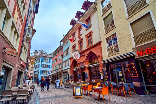 Zurich Switzerland Abril 2022 Niederdorfstrasse Uma Das Áreas Recreativas Mais Fotos De Bancos De Imagens
