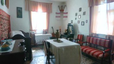 PEREIASLAV, UKRAINE - 22 Mayıs 2021: Pereiaslav Scansen, 22 Mayıs 'ta Pereiaslav' da Postane Müzesi 'nin içindeki vintage çalışma ve oturma odalarının panoraması