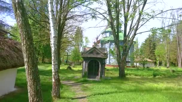 Μεσαιωνικοί Σταυροί Τάφων Κοζάκων Και Διατηρημένο Vintage Μαυσωλείο Στο Νεκροταφείο — Αρχείο Βίντεο