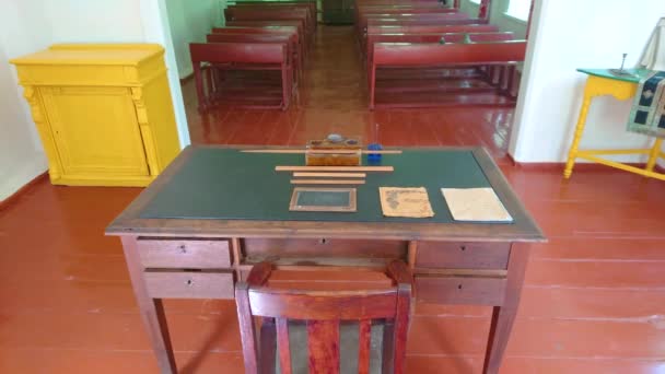 イギリスのパーイアスラヴ 2021年5月22日 本格的な家具を備えたヴィンテージスクールの教室の歴史的なインテリアのパノラマ 教師のテーブル 生徒の机 壁のアイコン プラハスラフスカンセン 5月22日 — ストック動画